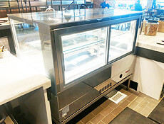 Italia 1: operator side, double pane sliding doors